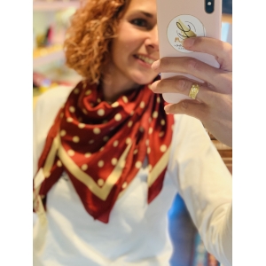Met witte bolletjes Rood