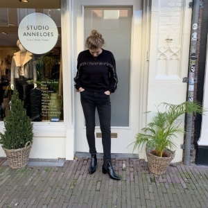 LAURA KROKO ZWART