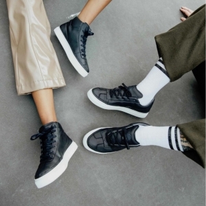 APLS LOW MONO BLACK Zwart